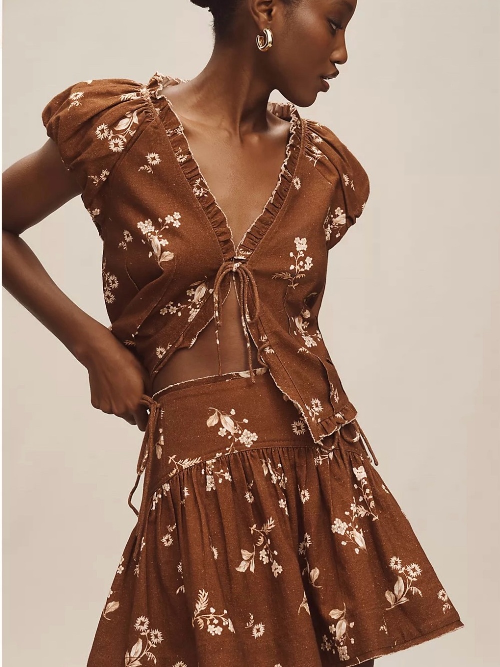 ANTRHOPOLOGIE Floral Linen
Brown 2 Pieces Set Tie Front Top
Tiered Mini Skirt S